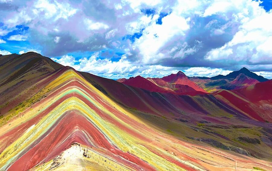 Tour de un día a la Montaña del Arco Iris y el Valle Rojo - Descending through the Red Valley
