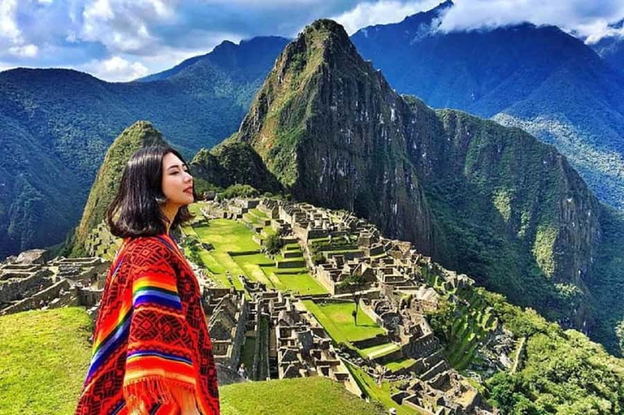 Tour guide in Machu Picchu on Route 2 - Entering Machu Picchu With a Route 2 Ticket