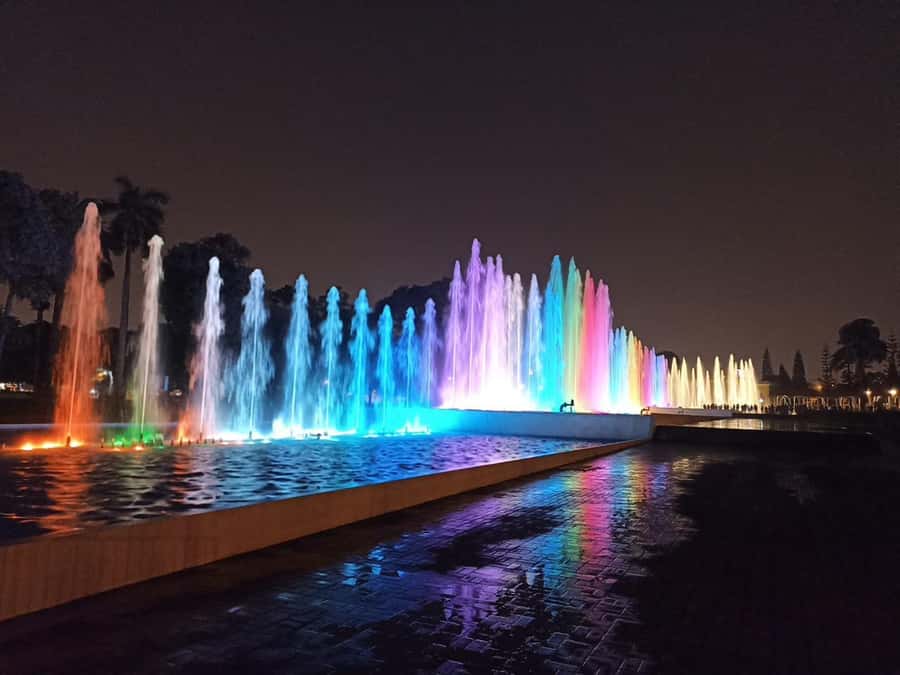 Tour to the magical water circuit with dinner and dance show - Why this evening works well in Lima