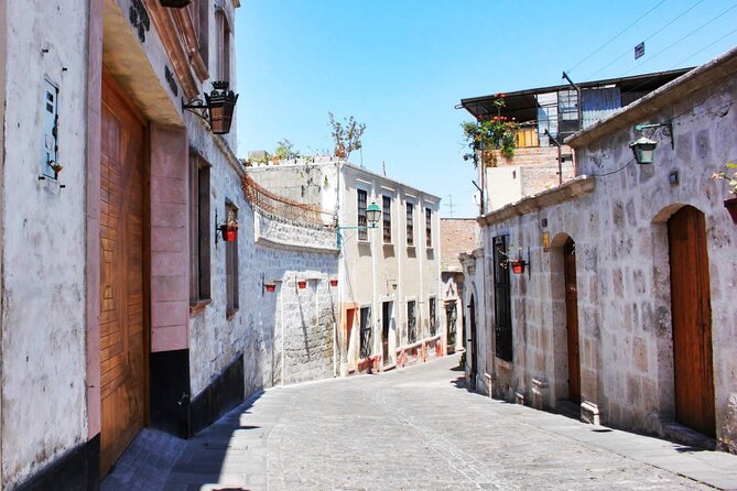 Walking City tour including the Monastery of Santa Catalina - Walking through the Plaza de Armas